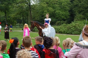 Janneke en Winston getraind om te kunnen optreden als prinsen op het bruine paard
